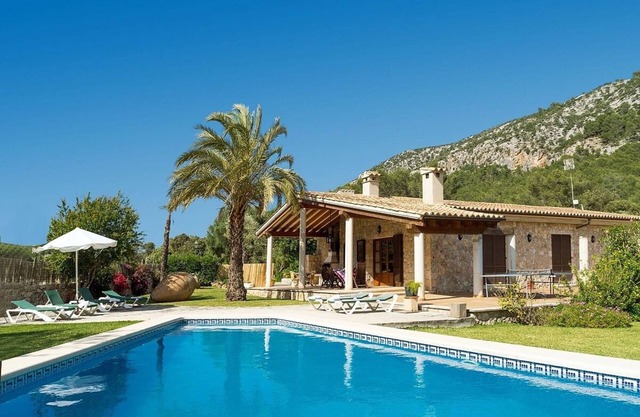 Charming Single Storey Villa with A/C, Private Pool and Beautiful Mountain Views close to Pollensa!