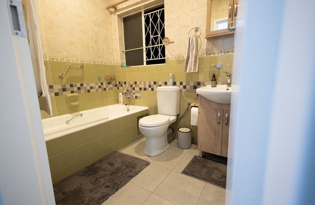 Charming Spacious 3-bedroom house in Centurion with WiFi and Big Pool