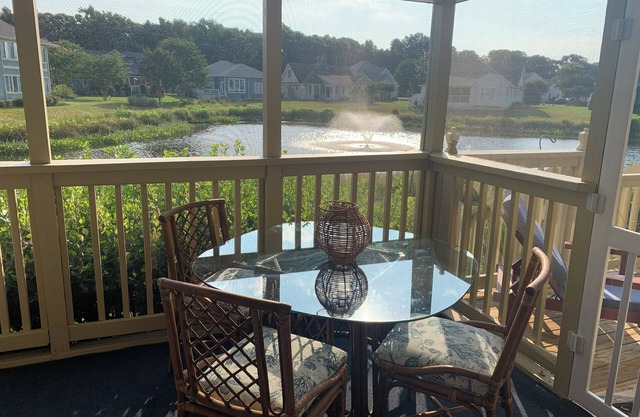Charming spacious townhouse, close to beaches, shopping & restaurants!