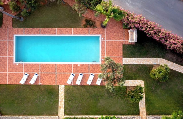 Charming&Specious 2-bedroom Villa Thymus, Beautiful Pool&Garden, Fast WI-Fi, AC