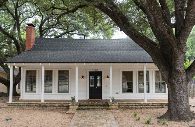 Charming stay centrally located to everywhere you need to be in Bryan/College Station