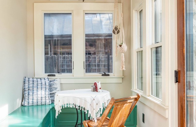 Charming stone cottage, walking distance to nature & shops