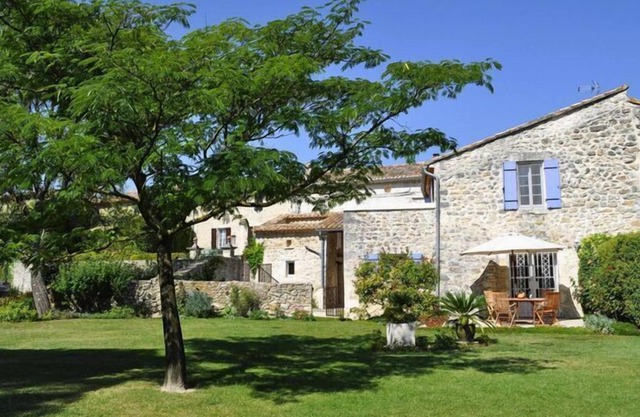 Charming stone house with terrace and garden, Lussan