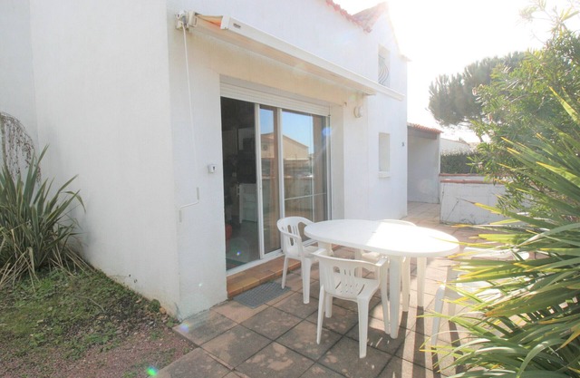 Charming Studio Near Beach with Private Terrace, La Tranche-sur-Mer