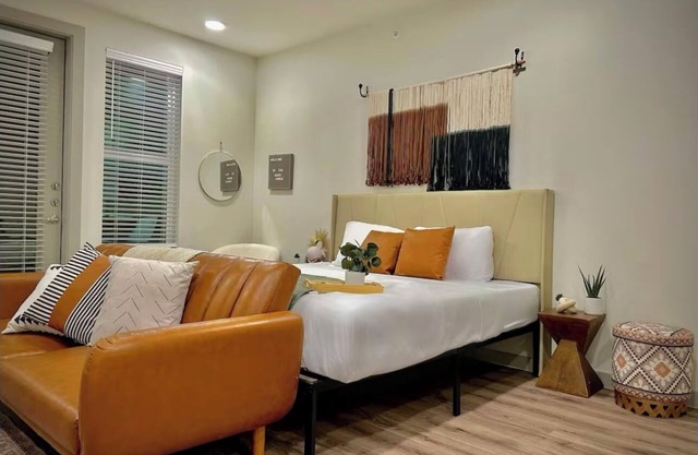 Charming studio apartment with pool, gym, washer dryer, great location