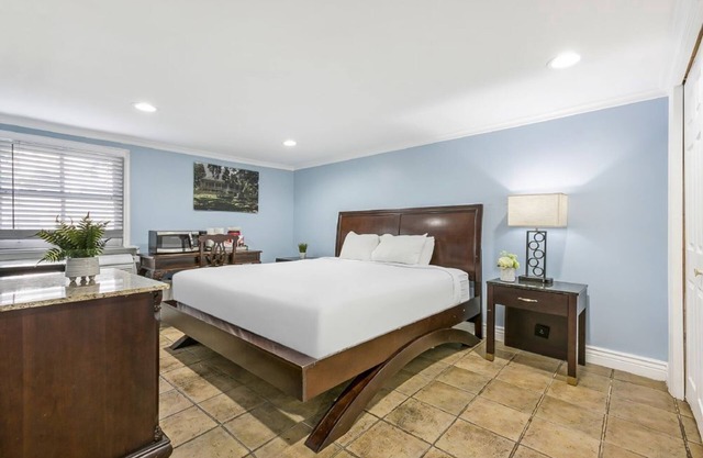 Charming Studio by Canal Streetcar Line