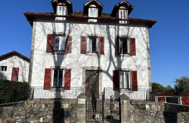 Charming Studio with Internet, Close to Spa & Downtown, Pets Allowed