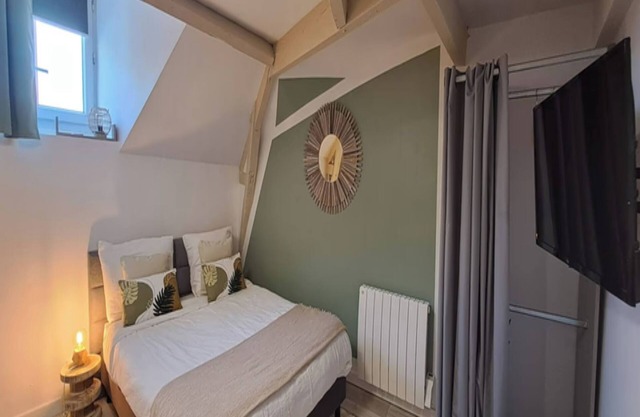 Charming Studio in Historic Residence, Notre Dame View