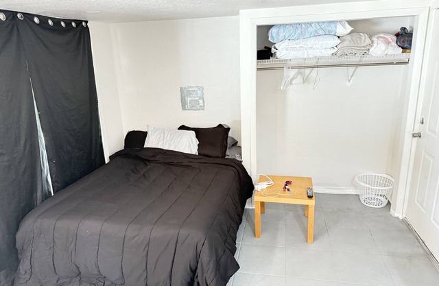 Charming studio in terrific Tampa with WiFi, AC