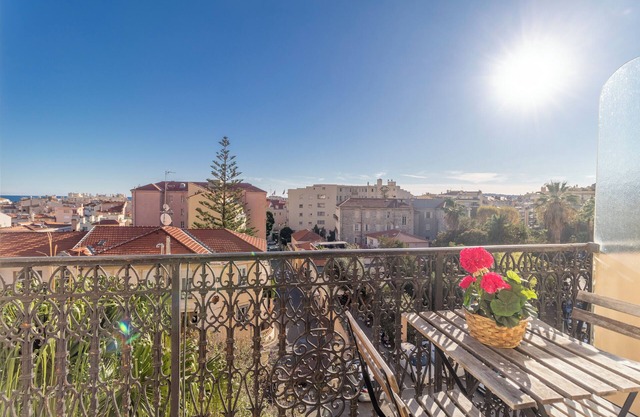 Charming studio in the heart of Menton, ideally located just a stone's throw from the sea and local shops. Fully equipped for your comfort, it features a quality sofa bed, a functional kitchen, and everything you need for a pleasant stay.
