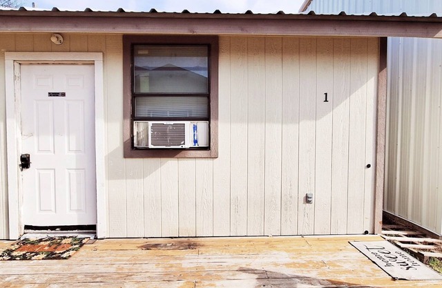 Charming studio in wonderful Austin with AC. Family friendly. 10min to downtown.