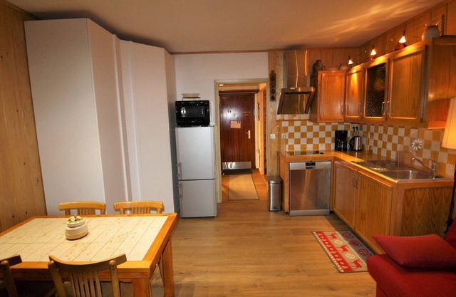 Charming Studio Ski-In/Ski-Out with Balcony, South-Facing View in Tignes Le Lac