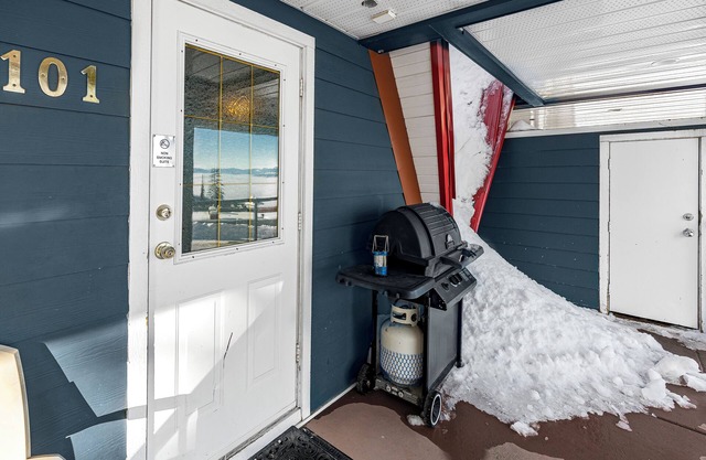 Charming Studio Suite w/Deck, BBQ & Ski Locker – Ideal for small groups!