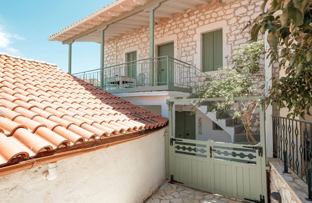 Charming suite at village centre - WiFi, parking, amenities nearby, shared pool