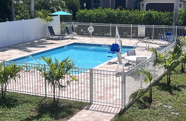 Charming Sweet Daisy overlooking stunning new pool in awesome Southside Village!
