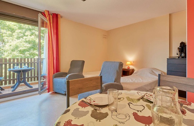 Charming T1 bis with balcony near Lake Uby, Free Wifi