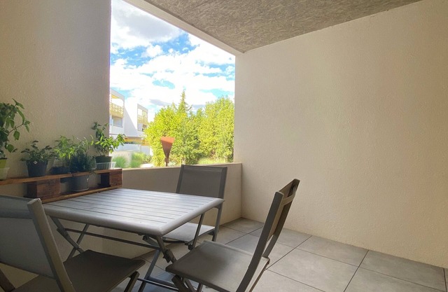Charming T2 with terrace, ideally located in a quiet area