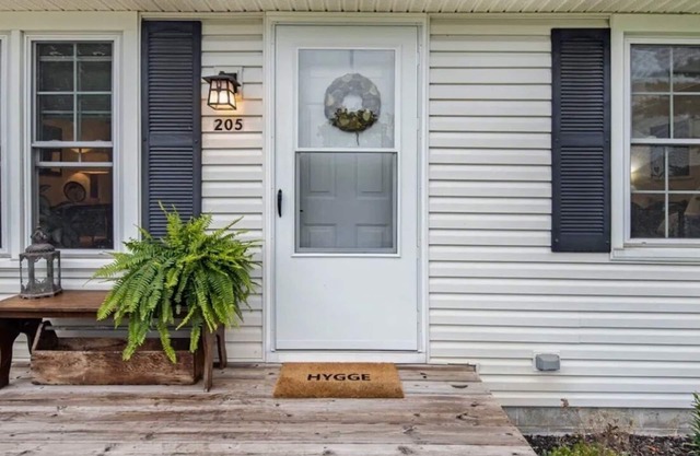 Charming Three Oaks Cottage - dog friendly with a fenced yard and hot tub!