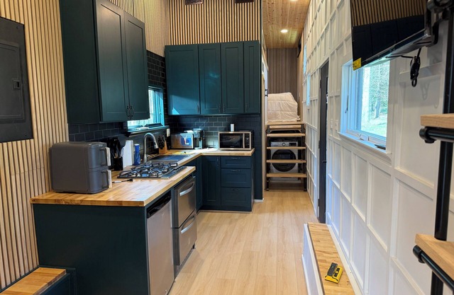 Charming Tiny Home with 1 bedroom and 2 lofts and WiFi, AC in wonderful Dallas.