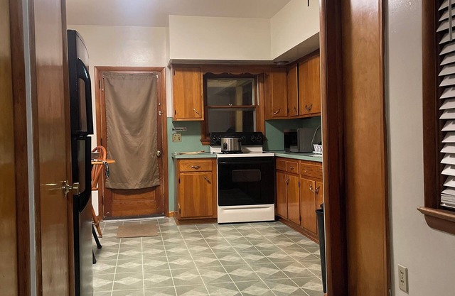 Charming town home in Steelton ,WiFi, tv, in the center of town with a yard.