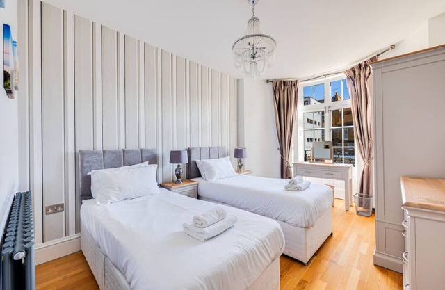 Charming Townhouse Seaside Balcony Smart TVs Fast Wifi