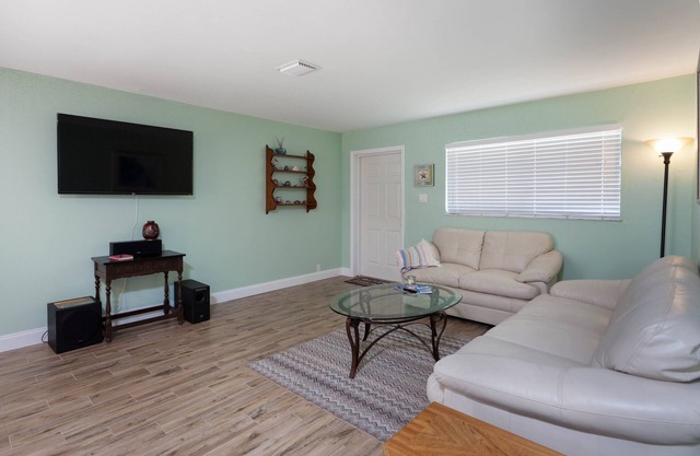Charming Tropical Getaway With A Perfect Central Location. Minutes To The Beach!