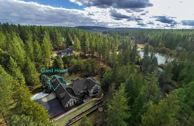 Charming Tudor Guest House on park like setting