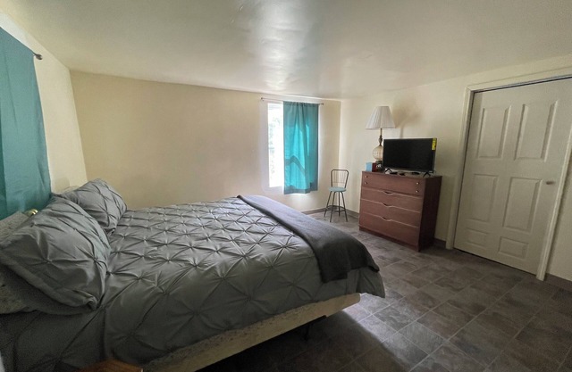 Charming Two Bedroom Cabin in quiet woods of Idlewild