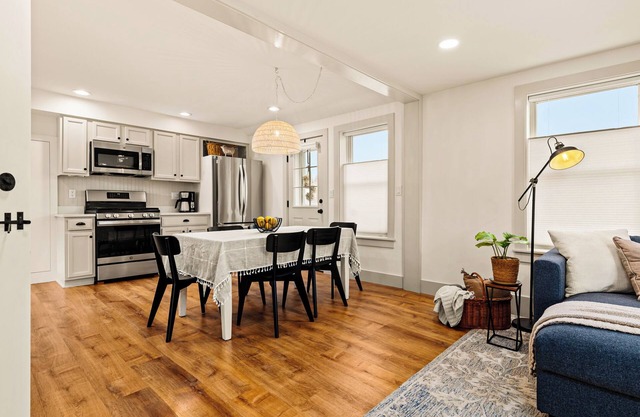 Charming, updated 3-bedroom farmhouse minutes from Middlebury with Wi-Fi & AC