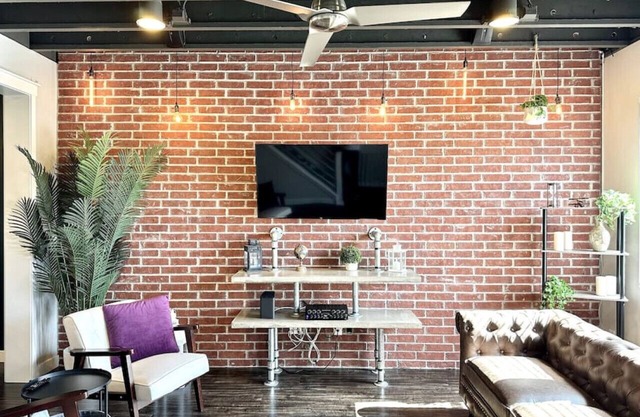 Charming updated LOFT style townhouse!