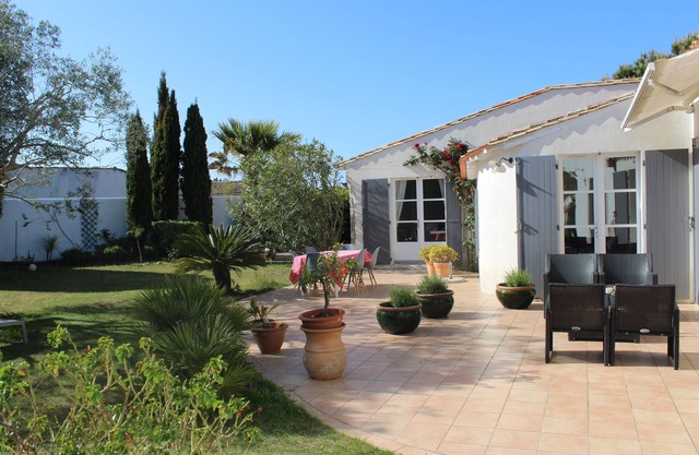 Charming villa 4 minutes from beach (on foot), village and market (by bike)