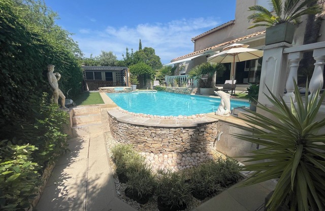 Charming villa, pool and jacuzzi in Provence