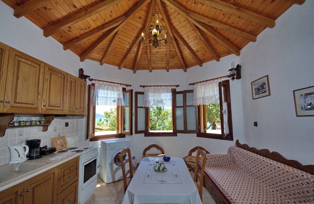 Charming villa with 2 bedrooms and WiFi, AC in peaceful Alonissos