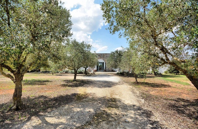 Charming villa with large garden and proximity to the sea