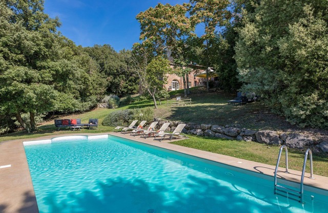 Charming villa with private garden and pool, located in panoramic position between Firenze, Volterra
