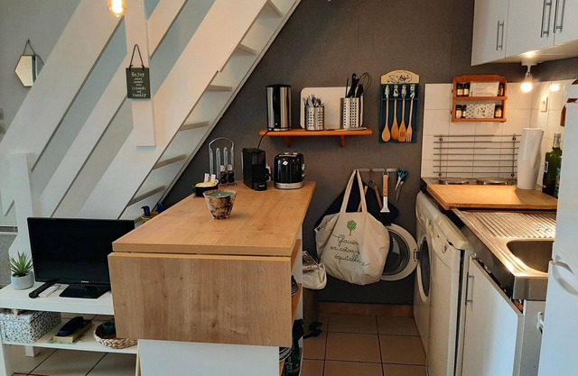 Charming Villa with Terrace, Close to Beach & Town Center, Sleeps 4