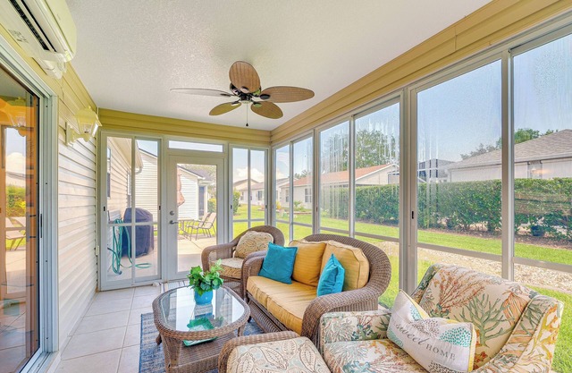 Charming Villages Home w/Lanai & Golf Cart!