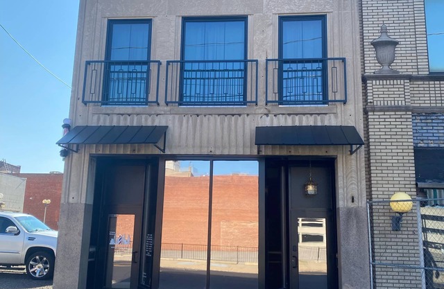 Charming Vintage 2-bedroom flat in wonderful downtown Warren with Wi-Fi, AC,