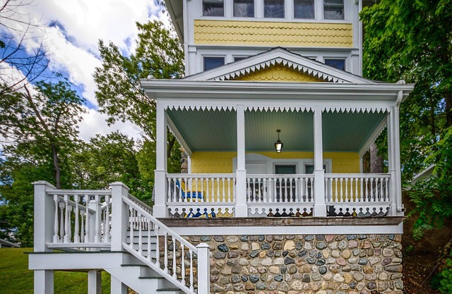Charming Vintage Cottage for Family Fun on Crooked Lake, Angola Indiana