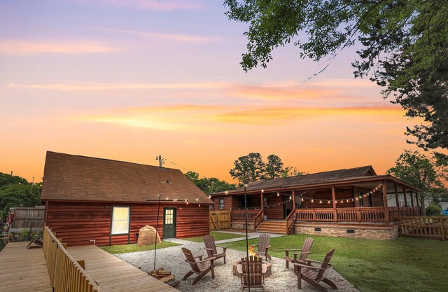 Charming Waterfront Compound w/Lake Access - Pet Friendly -Theatre and Game Room