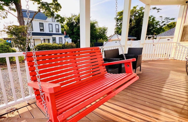 Charming Waterfront Home: Spacious, Modern, Near Attractions & Universities