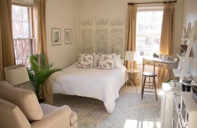 Charming West End Hideaway. Private Parking