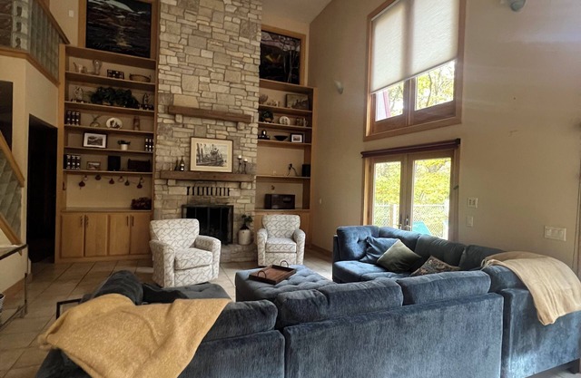Charming Woodland Retreat, Sleeps 12 – Perfect for Gatherings