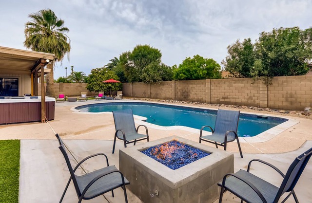 CHASING BELLA VITA: POOL + SPA + POOL TABLE + MORE