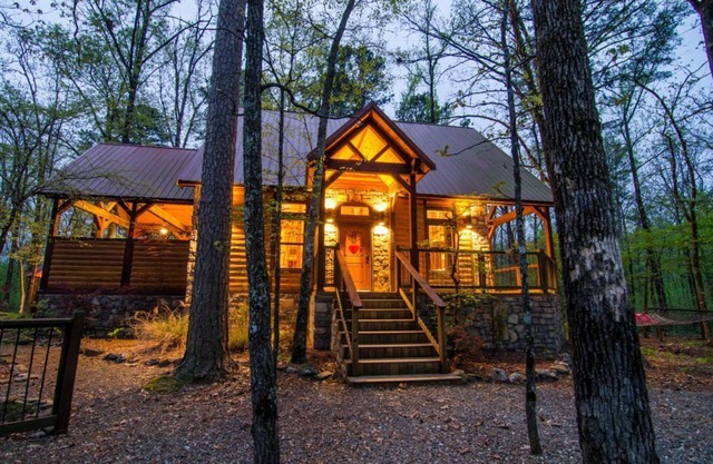 Chasing Fireflies is a perfect couple cabin-KING. Pool Table, Hot Tub, Jacuzzi