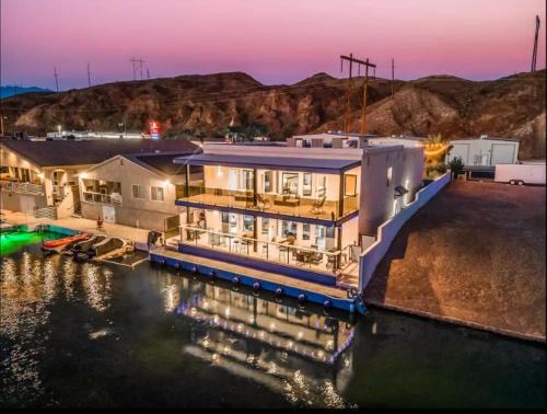 Chateau Bleu, Canal front Stunner
