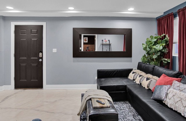 Chateau Noir - Eclectic 2 BR / 2 BA Condo in the ♥️ of Bronzeville