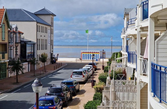 Chatelaillon-Plage Centre-Ville: Apt 4 pers, balcon, parking, piscine, wifi - FR-1-706-21