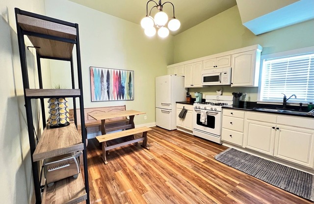 Cheerful 1 Bedroom in Mid-City