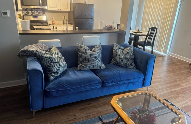 Cheerful 2 bedroom townhouse with free parking.